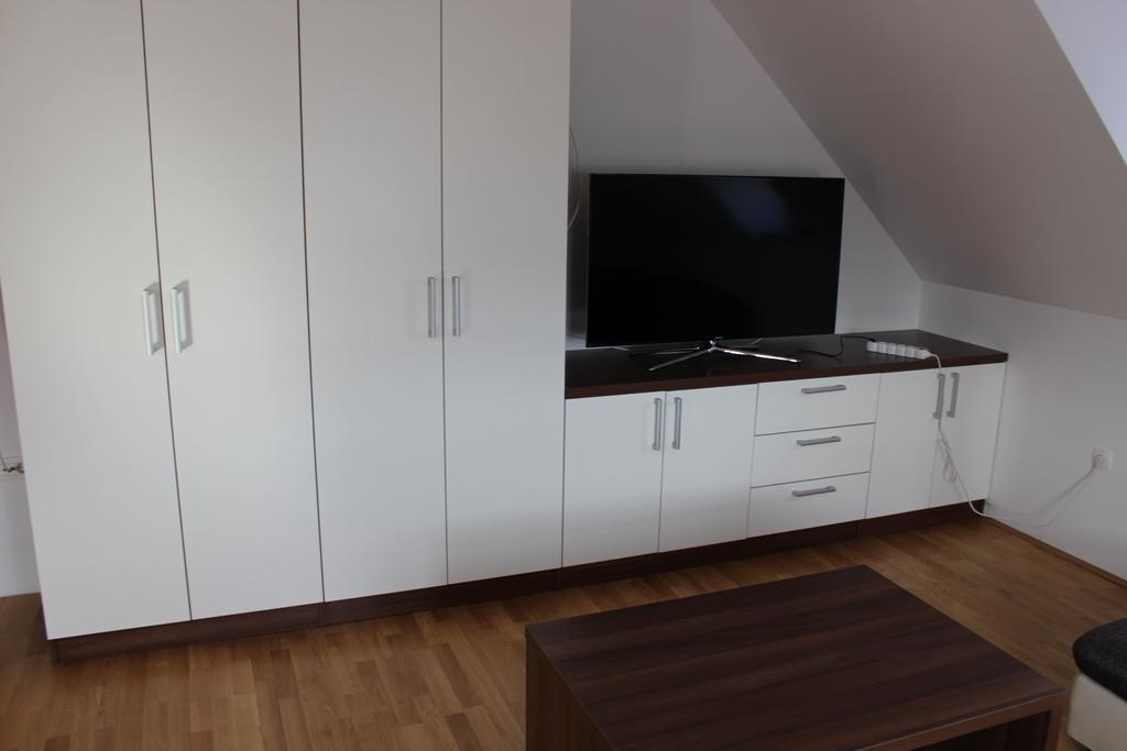 Hisa Nasprot Sonca Hotel Črnomelj Kamer foto