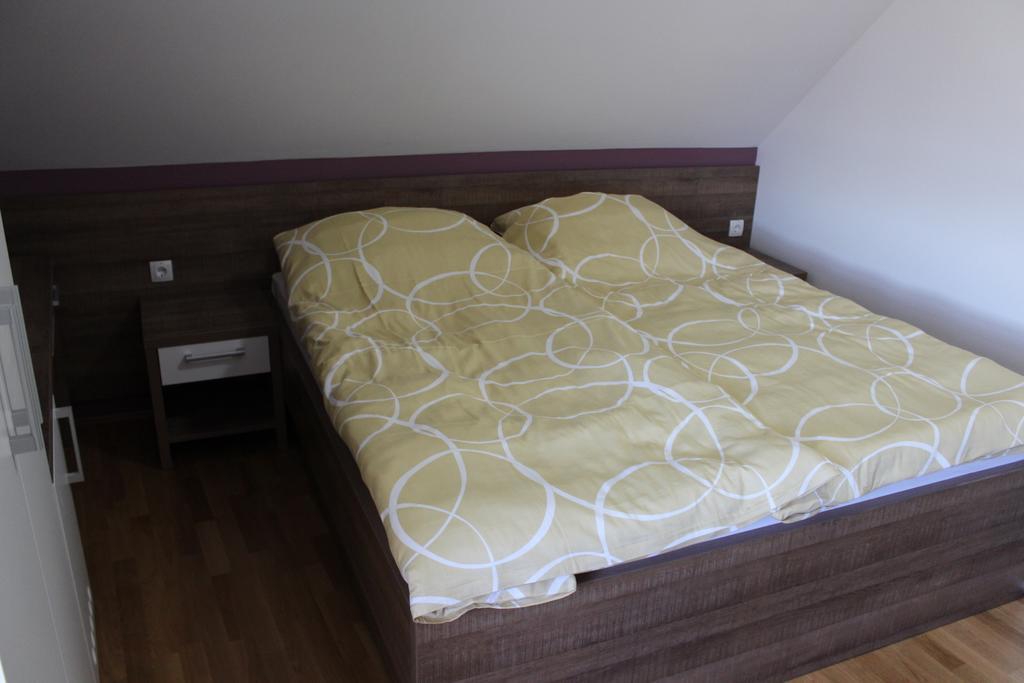 Hisa Nasprot Sonca Hotel Črnomelj Kamer foto